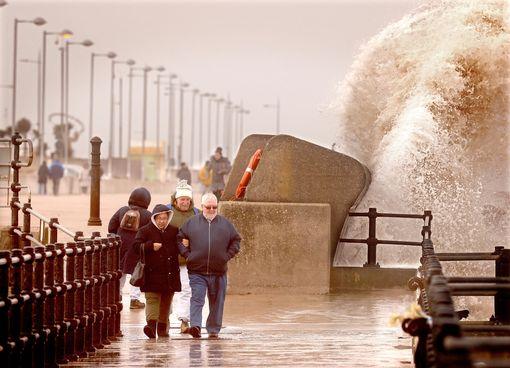需注意！歐洲多國(guó)遭強(qiáng)風(fēng)暴襲擊，港口關(guān)閉，航班停止運(yùn)營(yíng)